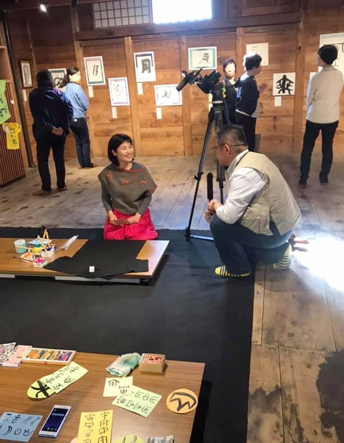 長野でのアート楽書展、書家西川梨世がテレビ取材を受けました。